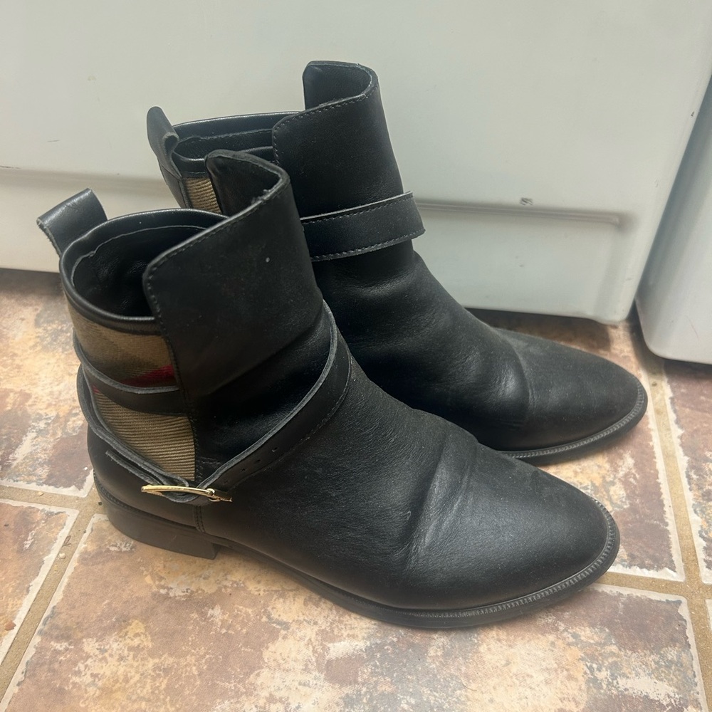 Black booties Burberry style